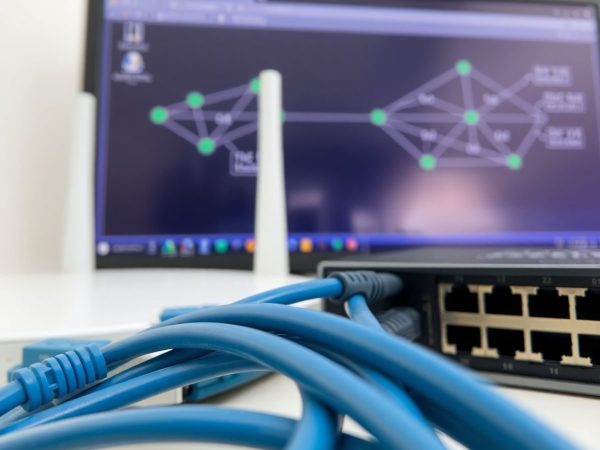 Cabluri de rețea, router, switch, calculator